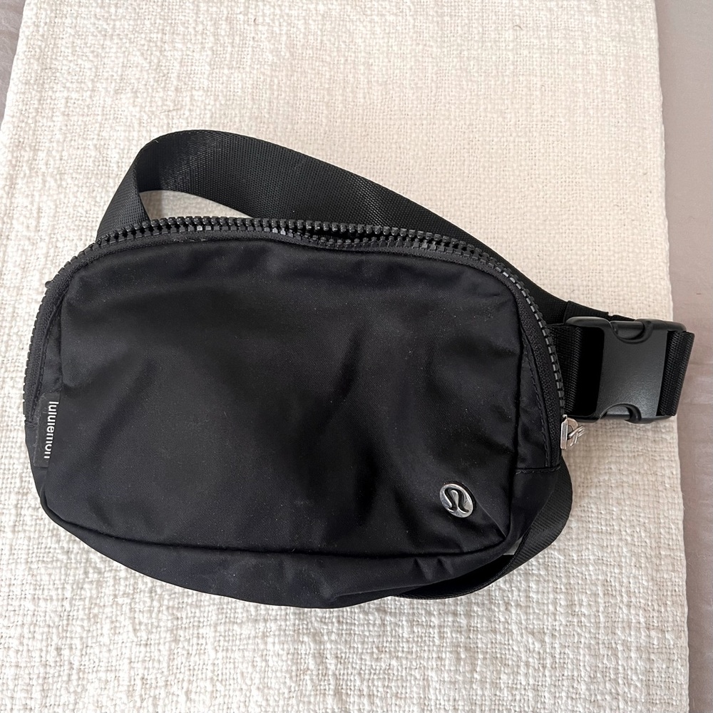 Lululemon everywhere belt bag